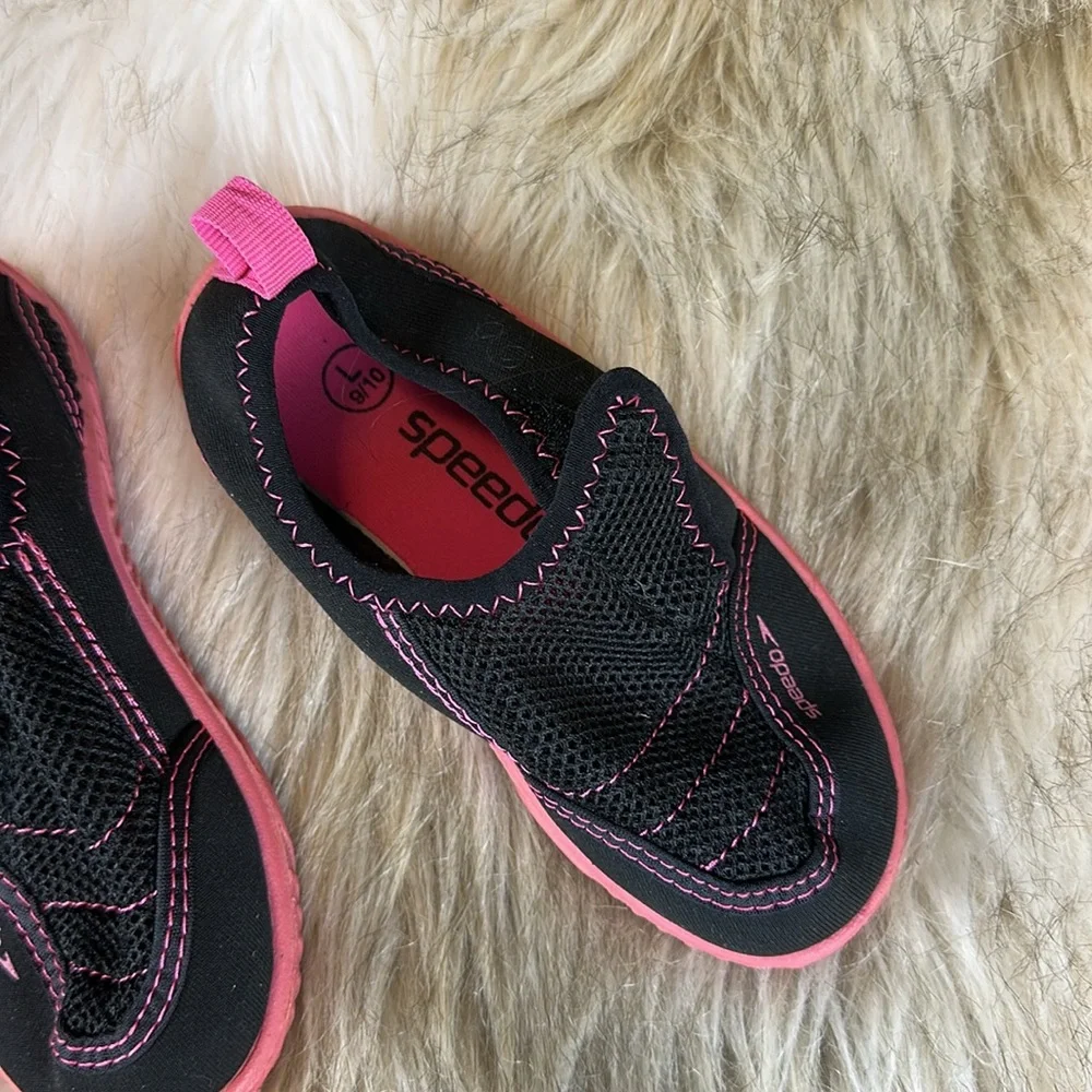 Size L (9-10) Speedo Kids Black and Pink Water Shoes